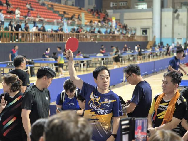 ▲전국 탁구동호회 회원들에게 탁구에 대해 설명하고 있는 유남규 부회장 ⓒ프레시안