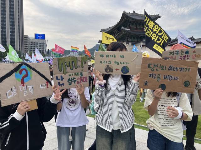 ▲927 기후 정의 행진에 참가한 청소년들이 직접 만든 피켓을 들고 있다. ⓒ프레시안(손가영)