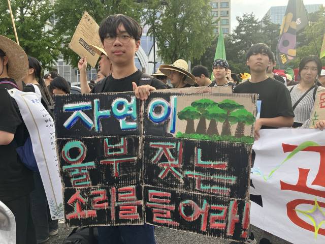 ▲927기후정의행진에 참가한 한 고등학생이 피켓을 들고 있다. ⓒ프레시안(손가영)