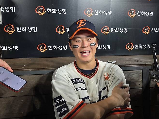 한화 노시환이 취재진과 인터뷰하며 환하게 웃고 있다. 연합뉴스