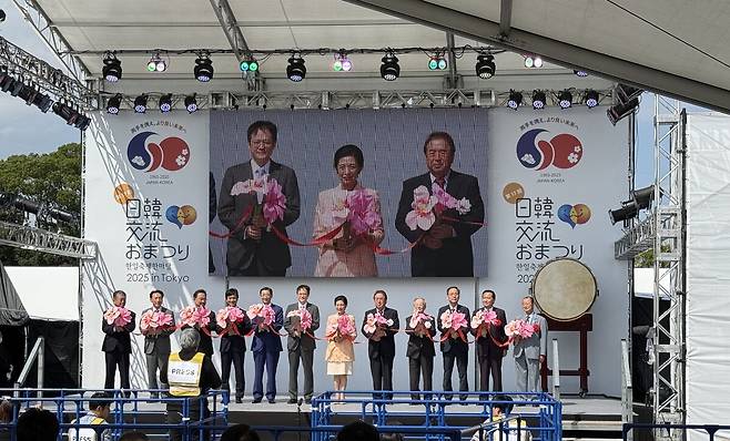 &nbsp;27일 일본 도쿄에서 열린 한·일 축제한마당 개막식에서 김장현 주일 한국대사관 정무공사(가운데 왼쪽),&nbsp;나루히토 일왕의 당숙인 고 다카마도노미야 노리히토의 부인 히사코 여사(가운데 오른쪽) 등 한·일 양측 주요 내빈들이 무궁화와 벚꽃을 연결하는 세리머니를 하고 있다. 도쿄=유태영 특파원