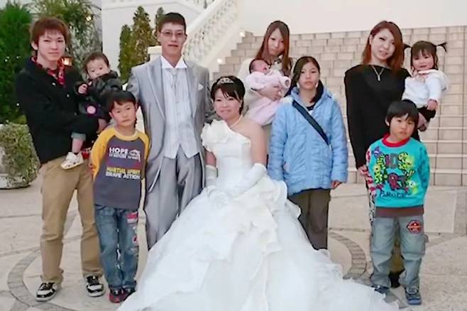 27세 일본인 트럭 운전사는 27세에 의붓손주가 있는 할아버지가 되었으며, 아홉 명의 의붓자녀와 의붓손주들로 이뤄진 독특한 대가족을 부양하기 위해 열심히 일하고 있다. 웨이보 캡처