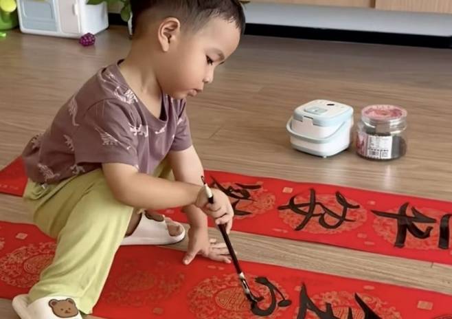 뛰어난 서예 실력으로 화제가 된 중국 광둥성 3세 남아의 붓글씨 모습. 웨이보