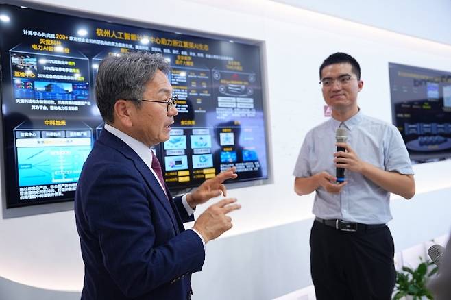 강기정 광주시장이 지난 25일(현지시간) 오후 중국 항저우 인공지능컴퓨팅센터를 방문해 센터 관계자로부터 내부시설을 소개받고 있다. 광주광역시 제공