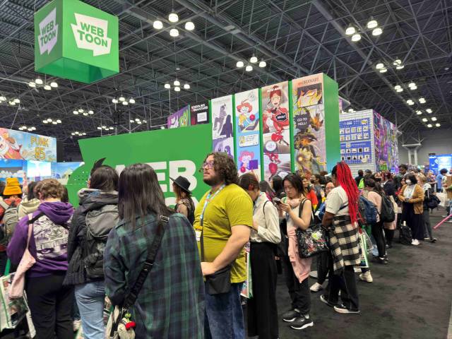 지난해 10월 17일(현지시간) 미국 뉴욕에서 개막한 '뉴욕 코믹콘(NYCC) 2024' 네이버웹툰 부스에서 열린 작가 사인회에 팬들이 줄지어 대기하고 있다. 연합뉴스