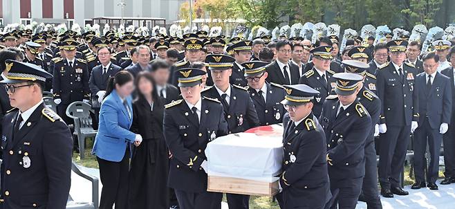 9월15일 인천 서구 인천해양경찰서에서 엄수된 '해양경찰관 고(故) 이재석 경사 영결식'에서 고인의 영정과 운구 행렬이 영결식장을 떠나고 있다. ⓒ연합뉴스