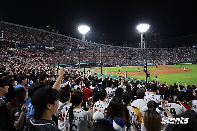 ▲ 롯데 팬들의 열정적인 성원에 보답하려면 지금부터 내년 그림을 그려야 한다 ⓒ롯데자이언츠