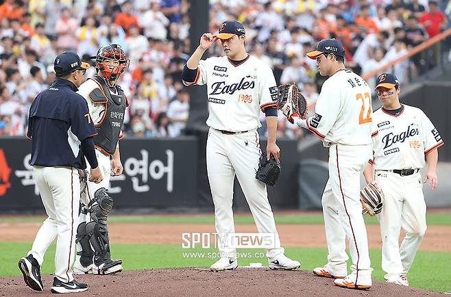 ▲ 문동주는 8개의 안타를 맞으며 6실점하는 등 1회도 버티지 못한 채 강판되는 최악의 하루를 보냈다 ⓒ곽혜미 기자