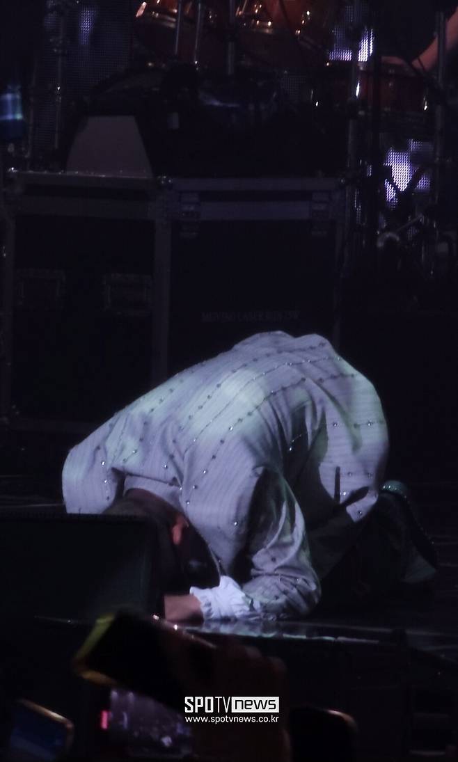 ▲ 큰절 올리는 김건모. ⓒ장진리 기자