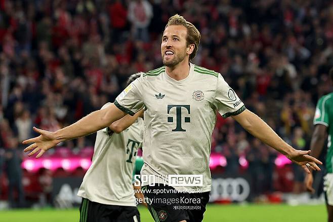 ▲ 해리 케인(사진)이 또 한 번 유럽 축구사를 새로 썼다.&nbsp;베르더 브레멘전에서 멀티골로 유럽 5대리그 역대 최단기 100골 이정표를 세웠다. 손흥민과 함께 토트넘 시절 프리미어리그 최강 듀오로 맹위를 떨친 그는 이제 독일 무대에서 크리스티아누 호날두(알나스르)-엘링 홀란(맨체스터 시티)을 뛰어넘는 득점 페이스로 전설의 반열에 오르는 분위기다.