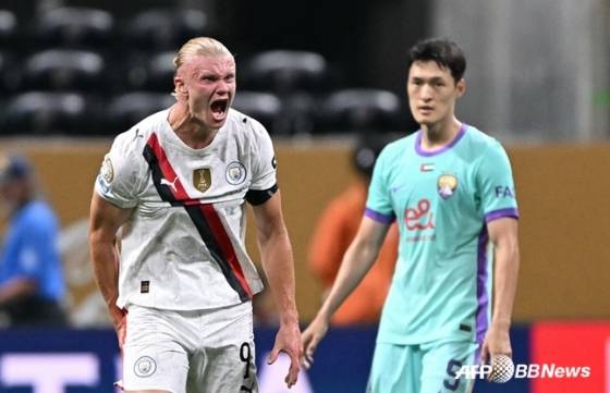 엘링 홀란(왼쪽)이 박용우를 옆에 두고  23일(한국시간) 미국 조지아주 애틀랜타의 메르세데스 벤츠 스타디움에서 열린 '2025 국제축구연맹(FIFA) 클럽 월드컵' 조별리그 G조 2차전에서 포효하고 있다. /AFPBBNews=뉴스1