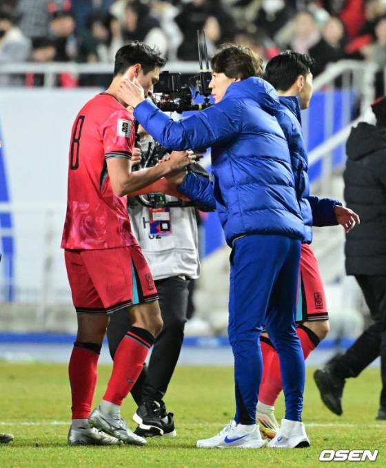 경기 종료 직후 박용우(왼쪽)을 격려하고 있는 홍명보 감독. /사진=OSEN