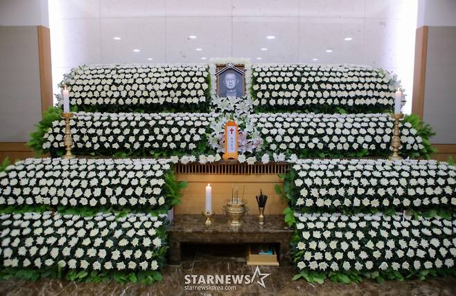 폐기흉 증세 악화로 치료 중 갑작스럽게 세상을 떠난 개그맨 故전유성의 빈소가 26일 서울아산병원 장례식장에 마련됐다. 발인은 28일. /사진공동취재단 2025.09.26 /사진=이동훈 photoguy@