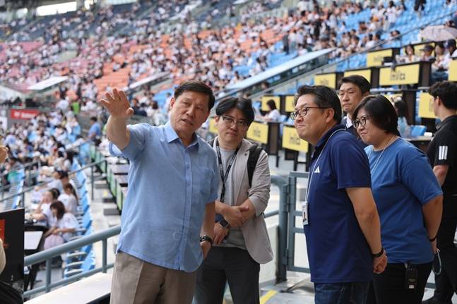 허구연 총재(왼쪽)가 27일 잠실야구장을 찾아 안전 점검을 하고 있다. /사진=KBO