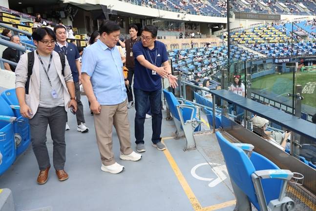 허구연 총재(가운데)가 두산 관계자들의 설명을 듣고 있다. /사진=KBO