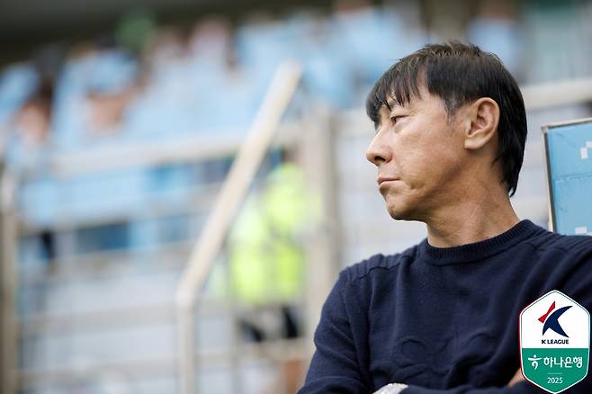 신태용 울산HD 감독이 27일 대구iM뱅크파크에서 열린 하나은행 K리그 31라운드 대구FC전을 바라보고 있다. /사진=한국프로축구연맹 제공