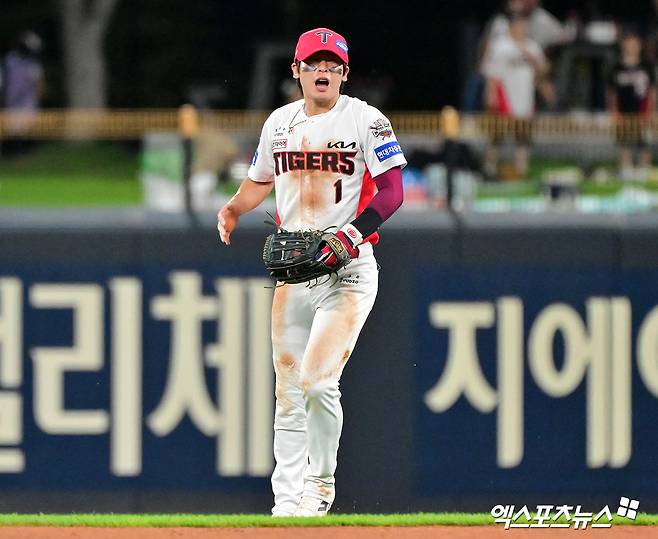 10일 오후 광주기아챔피언스필드에서 열린 '2025 신한 SOL Bank KBO리그' 삼성 라이온즈와 KIA 타이거즈의 경기, 5회초 KIA 박찬호가 삼성 이재현의 타구를 잡기 위해 다이빙캐치를 시도하고 있다. 엑스포츠뉴스 DB