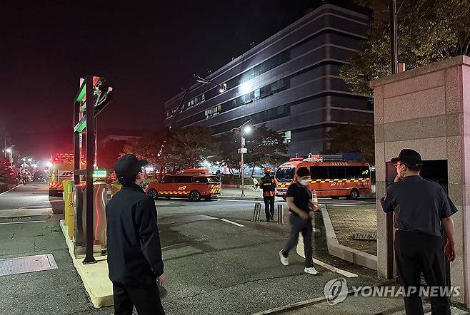 불이 난 국가정보자원관리원 (대전=연합뉴스) 박주영 기자 = 26일 오후 8시 20분께 대전 유성구 화암동 국가정보자원관리원에서 리튬배터리 화재가 발생, 소방당국이 진화작업을 벌이고 있다. 2025.9.27 jyoung@yna.co.kr