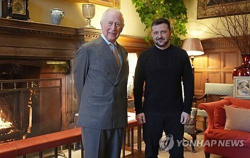 찰스와 젤렌스키 (샌드링엄 <영국 잉글랜드 노퍽주> UPI=연합뉴스 자료사진) 2025년 3월 2일 영국 잉글랜드 동부 노퍽주 샌드링엄의 영국 왕실 사유지 별장에서 만나고 있는 찰스 3세(왼쪽) 국왕과 볼로디미르 젤렌스키(오른쪽) 우크라이나 대통령. UPI를 통해 배포된 우크라이나 대통령실 공보실 촬영 사진. 2025.9.27.