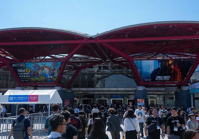 북적이는 도쿄게임쇼 2025     (지바[일본]=연합뉴스) 김주환 기자 = 26일 도쿄게임쇼(TGS) 2025가 열린 일본 지바현 마쿠하리 멧세 전시장이 관람객으로 북적이고 있다. 2025.9.26 jujuk@yna.co.kr