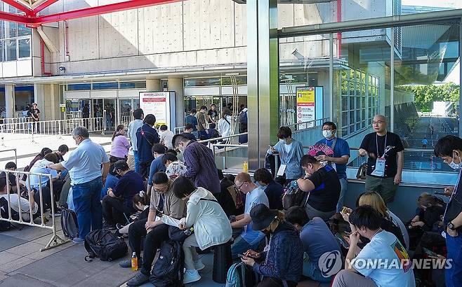 '도쿄게임쇼 보러 왔어요' (지바[일본]=연합뉴스) 김주환 기자 = 아시아 최대 게임 전시회 '도쿄게임쇼 2025' 개막일인 25일 오전 일본 지바현 마쿠하리 멧세 전시장을 찾은 관람객들이 줄을 서고 있다. 2025.9.25 jujuk@yna.co.kr