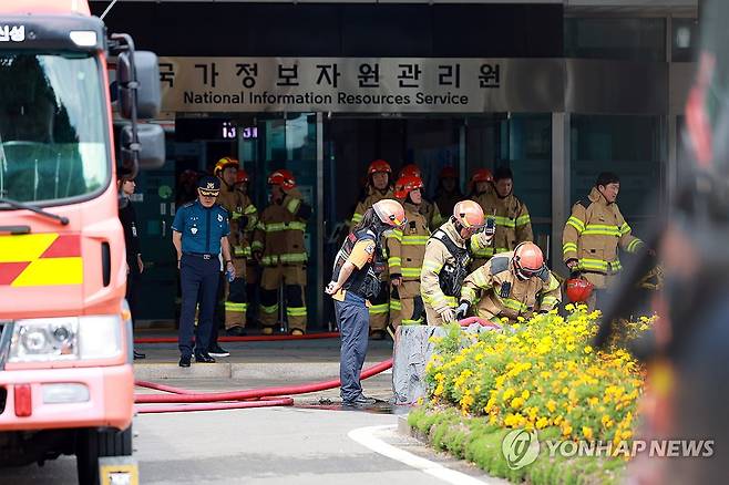 리튬배터리 화재 발생한 국정자원 (대전=연합뉴스) 신현우 기자 = 27일 대전 유성구 국가정보자원관리원(국정자원)에서 소방대원이 불에 탄 배터리를 살피고 있다.
    전날 정부 전산시스템이 있는 국정자원에서 무정전·전원 장치(UPS)용 리튬이온 배터리 화재가 발생해 정부 전산 서비스가 대규모로 마비됐다. 2025.9.27 nowwego@yna.co.kr
