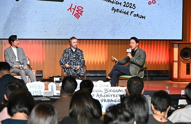 서울도시건축비엔날레 개막포럼 참석한 오세훈 시장 (서울=연합뉴스) 오세훈 서울시장이 27일 열린 '제5회 서울도시건축비엔날레 개막포럼' 특별인터뷰에서 서울시 공공건축에 대해 설명하고 있다. 2025.9.27 [서울시 제공. 재판매 및 DB 금지]