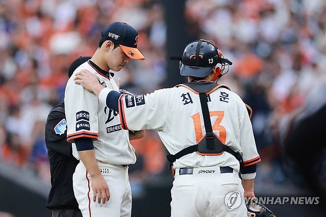 마운드 방문한 포수 최재훈 (대전=연합뉴스) 신현우 기자 = 27일 대전 한화생명볼파크에서 열린 프로야구 2025 신한 SOL 뱅크 KBO리그 LG 트윈스와 한화 이글스의 경기.
    1회초 2사 1루 LG 홍창기 타석을 앞두고 한화 포수 최재훈이 마운드에 방문하고 있다. 한화 선발투수는 문동주. 2025.9.27 nowwego@yna.co.kr