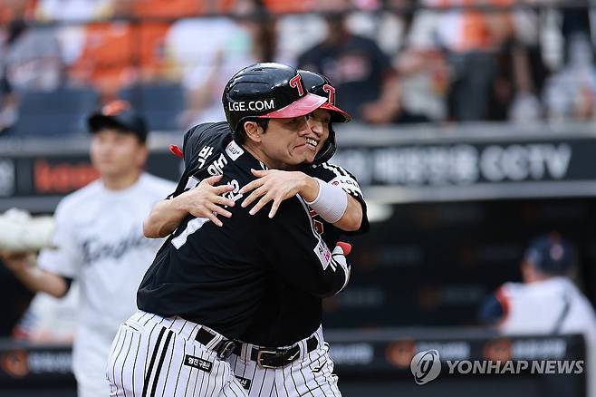 1회부터 홈런 친 박동원 (대전=연합뉴스) 신현우 기자 = 27일 대전 한화생명볼파크에서 열린 프로야구 2025 신한 SOL 뱅크 KBO리그 LG 트윈스와 한화 이글스의 경기.
    1회초 2사 2루 LG 박동원이 2점 홈런을 친 뒤 2루주자 구본혁과 더그아웃으로 향하고 있다. 2025.9.27 nowwego@yna.co.kr