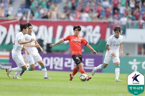 강원 김대원(오른쪽에서 두 번째)이 대전과 경기에서 드리블하고 있다.  [한국프로축구연맹 제공. 재판매 및 DB 금지]