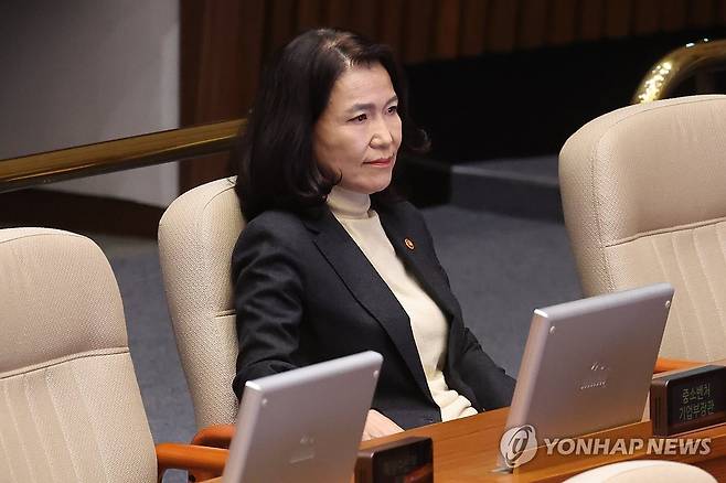 무제한토론 지켜보는 이진숙 방송통신위원장 (서울=연합뉴스) 김주성 기자 = 이진숙 방송통신위원장이 27일 국회 본회의에서 방송미디어통신위원회의 설치 및 운영에 관한 법률안에 대한 더불어민주당 이주희 의원의 무제한토론을 지켜보고 있다. 2025.9.27 utzza@yna.co.kr