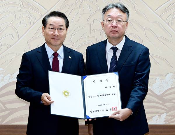 유정복 시장에게 임명장을 받은 이충현 인천시 정무수석. 2025.9.25 /인천시 제공
