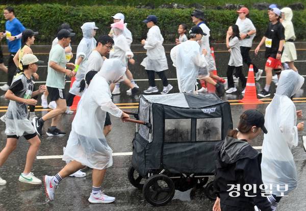 2025 인천송도국제마라톤대회가 열린 28일 오전 인천 송도국제도시에서 참가한 한 아빠가 유모차를 밀며 힘차게 달리고 있다. 2025.9.28 /김용국기자yong@kyeongin.com