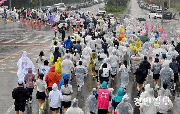2025 인천송도국제마라톤대회가 열린 28일 오전 인천 송도국제도시에서 참가자들이 힘차게 출발하고 있다. 2025.9.28 /김용국기자yong@kyeongin.com