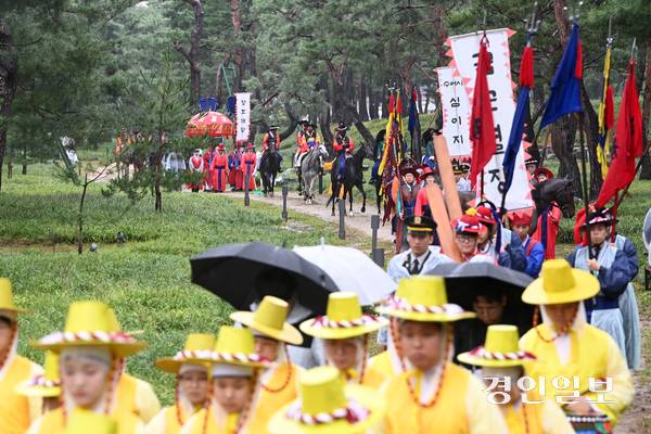 ‘2025 정조대왕 능행차 공동재현’ 행렬이 열린 28일 수원시 장안구 노송지대 일대에서 능행차 행렬이 화성행궁으로 향하고 있다. 2025.9.28 /최은성기자 ces7198@kyeongin.com