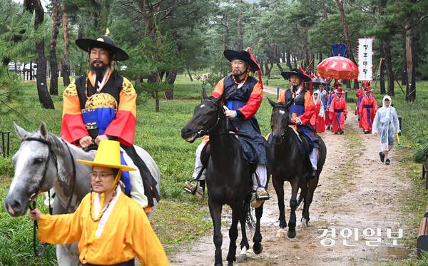 ‘2025 정조대왕 능행차 공동재현’ 행렬이 열린 28일 수원시 장안구 노송지대 일대에서 능행차 행렬이 화성행궁으로 향하고 있다. 2025.9.28 /최은성기자 ces7198@kyeongin.com