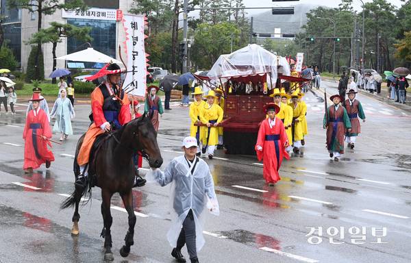 ‘2025 정조대왕 능행차 공동재현’ 행렬이 열린 28일 수원시 장안구 노송지대 일대에서 능행차 행렬이 화성행궁으로 향하고 있다. 2025.9.28 /최은성기자 ces7198@kyeongin.com