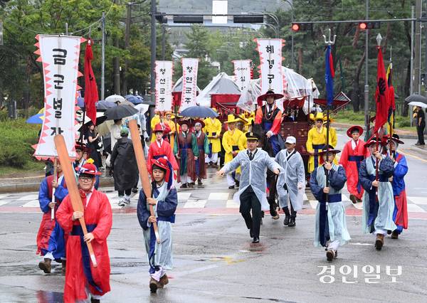 ‘2025 정조대왕 능행차 공동재현’ 행렬이 열린 28일 수원시 장안구 노송지대 일대에서 능행차 행렬이 화성행궁으로 향하고 있다. 2025.9.28 /최은성기자 ces7198@kyeongin.com