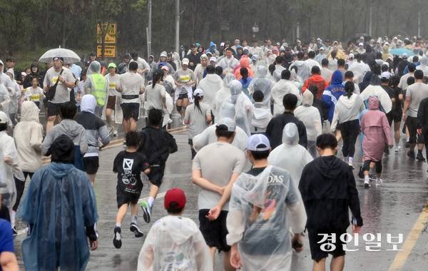 2025 인천송도국제마라톤대회가 열린 28일 오전 인천 송도국제도시에서 참가자들이 힘차게 달리고 있다. 2025.9.28 /김용국기자yong@kyeongin.com