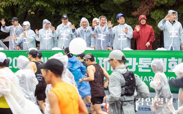 2025 송도국제마라톤대회가 열린 28일 내빈들이 출발하는 참가자들에게 인사를 하고 있다. 왼쪽부터 조현영 인천시의원, 박현주 연수구의회 의장, 윤원석 인천경제자유구역청장, 도성훈 인천시교육감, 유정복 인천시장, 정해권 인천시의회 의장, 정일영 국회의원, 배준영 국회의원, 이인재 인천대학교 총장. 2025.9.28 /취재팀