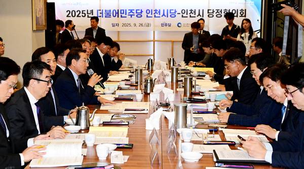 유정복 인천광역시장이 지난 26일 서울 여의도에서 열린 ‘더불어민주당 인천시당-인천시 당정협의회’에서 인사말을 하고 있다. /인천시 제공