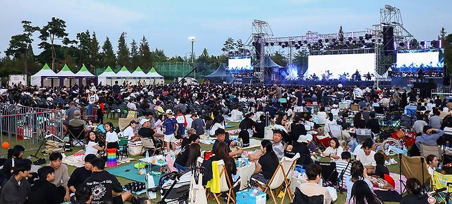 ▲ 27일 청라호수공원 멀티프라자에서 열린 '2025 I, FEsta 청라 & 청라 페스티벌'을 찾은 시민들이 행사를 즐기고 있다. /양진수기자 photosmith@incheonilbo.com
