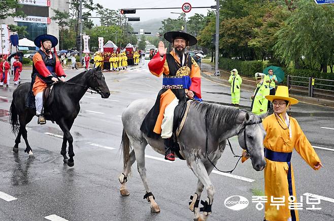 '2025 정조대왕 능행차 공동재현' 행사가 열린 28일 오전 수원시 장안구 노송지대에서 능행차 행렬이 화성행궁으로 향하고 있다. 김경민기자