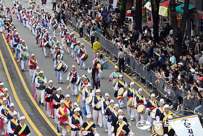'2025 정조대왕 능행차 공동재현' 행사가 열린 28일 오후 수원시 장안구 장안문에서 능행차 행렬이 장안문으로 들어오고 있다. 김경민기자