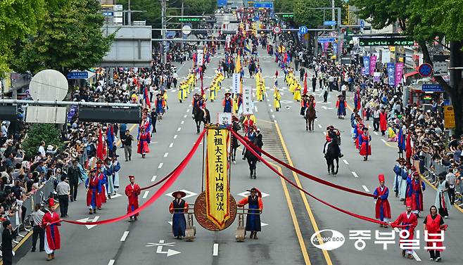 '2025 정조대왕 능행차 공동재현' 행사가 열린 28일 오후 수원시 장안구 장안문에서 능행차 행렬이 장안문으로 들어오고 있다. 김경민기자