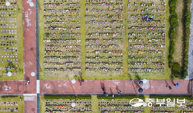 추석 연휴를 앞둔 28일 오후 용인시 처인구 용인 평온의숲에서 시민들이 가족의 묘를 찾아 성묘를 하고 있다. 임채운기자