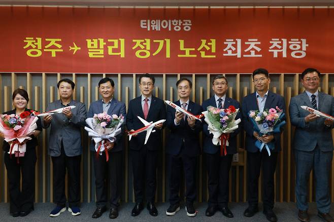 청주공항-발리 신규노선 취항식이 청주공항에서 열렸다. 관계자들이 단체 기념촬영하고 있다. (사진=충북도 제공)