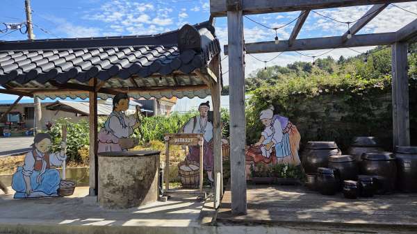 카페 뒤편의 옛우물과 장독대