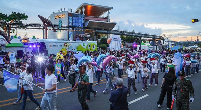 '2025 울산고래축제'가 열리고 있는 지난 27일 울산 남구 장생포 고래문화특구 일원에서 거리 퍼레이드가 펼쳐지고 있다. 이수화 기자
