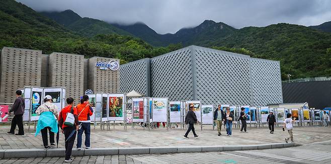 제10회 울산울주세계산악영화제가 열리고 있는 28일 울산 울주군 영남알프스 복합웰컴센터에서 다양한 산악영화 상영과 프로그램이 진행되고 있다. 이번 영화제는 오는 30일까지 진행된다. 이수화 기자